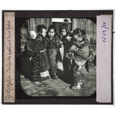 Race Jaune. Japon. Enfants portant leurs frères.