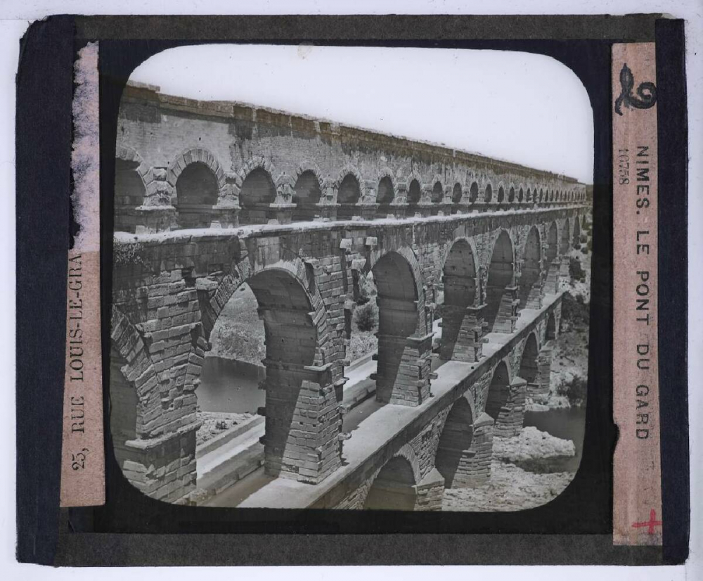 Les Ponts. Nîmes, le pont du Gard.