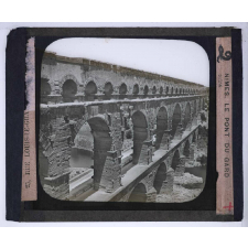 Les Ponts. Nîmes, le pont du Gard.