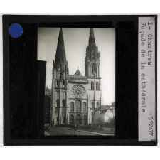La Touraine et l'Orléanais. Chartres. Façade de la cathédrale.