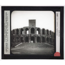Midi de la France. Arles. Les Arènes, extérieur. 