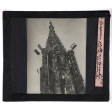 La Cathédrale de Strasbourg. Le drapeau flotte au sommet de la cathédrale.