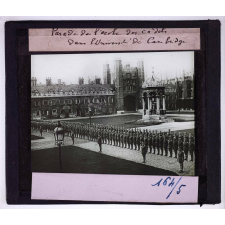 L'Effort anglais. Parade de l'école des cadets dans l'Université de Cambridge.