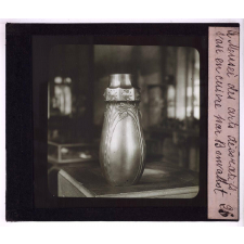 Une Visite au musée des Arts décoratifs. Vase en cuivre par Bonvallet.
