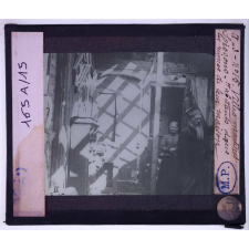 Villes martyres. Soissons. Habitants dans les ruines de leur maison.