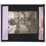 Les Hautes maisons américaines. Atelier de mécanique dans les sous-sols.
