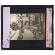 Les Hautes maisons américaines. Atelier de mécanique dans les sous-sols.