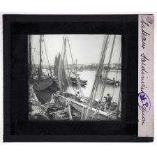 En Bretagne. Bateaux sardiniers à quai.