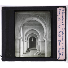 L'Art arabe. Tlemcen : Intérieur de la mosquée de Sidi-Bou-Médine.