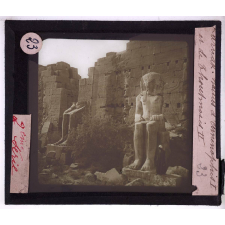 Civilisation égyptienne, le temple. Karnak, statues d'Aménophis I et de Thoutmosis II.