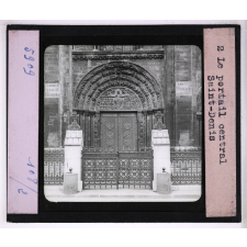 La Basilique de Saint-Denis. Le portail central.