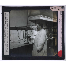 Sérothérapie. Préparation des divers sérums de l'Institut Pasteur de Paris. Filtrage des cultures, préparation de toxine.