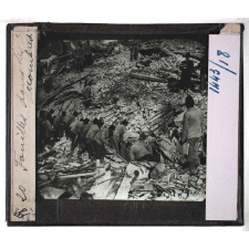 Le Tremblement de Terre de Messine (28 décembre 1908). Fouilles dans les décombres.