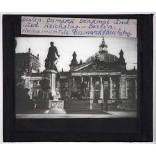 Berlin. Bismarck Denkmal und Reichstag. Monument de Bismarck & Reichstag.