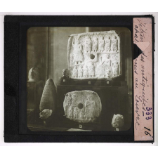 Les Chaldéo-Assyriens. Vitrine des antiquités chaldéennes au Louvre.