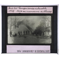 Les Pompiers. Fourgon pompe automobile. Mise en manœuvre de 6 lances.