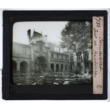 Le Musée Carnavalet. Cour et parterre.