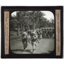 Colonies, Algérie. Biskra. Zouaves en marche.