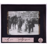 La Belgique en 1918. Des officiels saluent la reine. 
