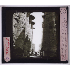 Civilisation égyptienne, le temple. Karnak : avenue centrale de la salle hypostyle.