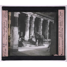 Les Sanctuaires de l'Inde. Madura. Un coin du grand Temple.