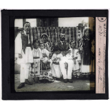 La Roumanie. Instituteur roumain avec sa famille.