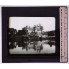 Les Châteaux historiques français. Pierrefonds. Le Château vu du lac.