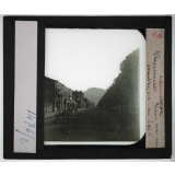 Le Caucase. Vladicaucase. Une rue avec montagnes au loin.