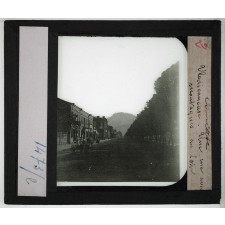 Le Caucase. Vladicaucase. Une rue avec montagnes au loin.