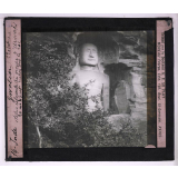 Les Sanctuaires de l'Inde. Gwalior. Statue colossale du groupe d'Urwati. 22 statues. 20m de haut creusée dans le roc.