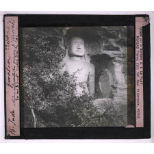 Les Sanctuaires de l'Inde. Gwalior. Statue colossale du groupe d'Urwati. 22 statues. 20m de haut creusée dans le roc.