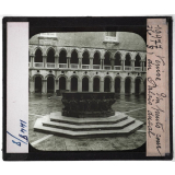 Venise. Un puits cour du Palais ducal.