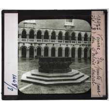 Venise. Un puits cour du Palais ducal.