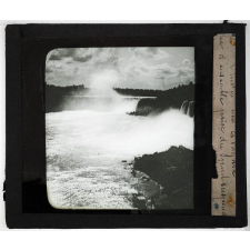 Etats-Unis. Chutes du Niagara vue d'ensemble prise du pont suspendu.