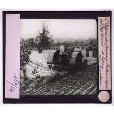 L'Effort des femmes britanniques pendant la guerre. Armée de terre, un tracteur.