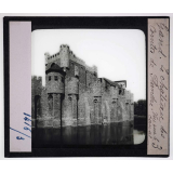 Gand. Le château des comtes de Flandre, vue sur le canal.