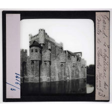 Gand. Le château des comtes de Flandre, vue sur le canal.