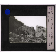 Roches et terrains. Les Baux détails des maisons en ruines.