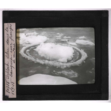 La Glaciation dans les régions polaires antarctiques (Glaciers, iceberg et banquises). Iceblock libre dans la banquise avec franges de contact.