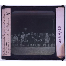Villes martyres. Protection contre les gaz dans les villes bombardées. Enfants des écoles de Reims.