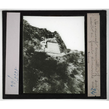 Le Thibet. Monument commémoratif sur l'endroit où furent découvertes des ruines.