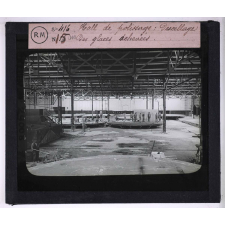 La Fabrication des glaces. Hall de polissage, descellage des glaces achevées.