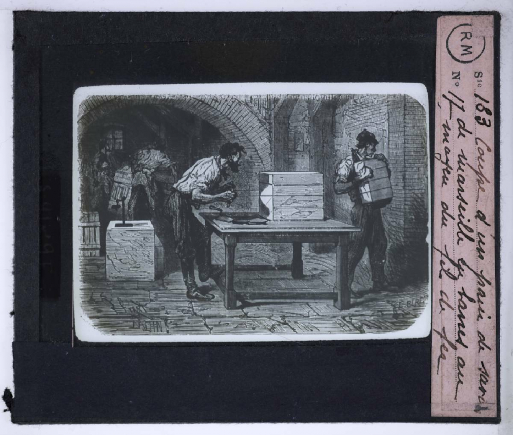 Industrie des huiles et des savons. Coupage d'un pain de savon de Marseille en barres à l'aide du fil de fer.