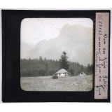 Roumanie. Vues des Jépis. Petite maison en face des Jépis (Carpathes).