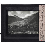 Les Alpes. Eglise et glacier d'Argentières, Village en bas du glacier.