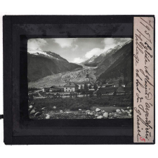 Les Alpes. Eglise et glacier d'Argentières, Village en bas du glacier.
