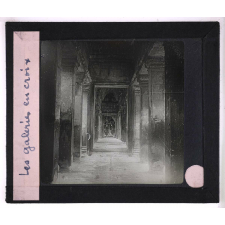 Les Ruines d'Angkor. Les galeries en croix.