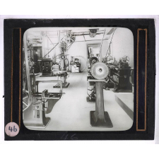 The Singer Building. Atelier de mécanique dans les sous-sols.