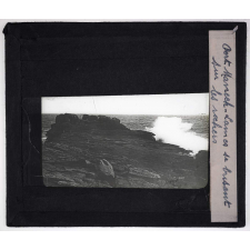 Les Côtes bretonnes (géographie physique). Port Manech. Lames se brisant sur les rochers.