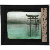 Enfants, jardins japonais. Porte d'un temple dans la mer intérieure.